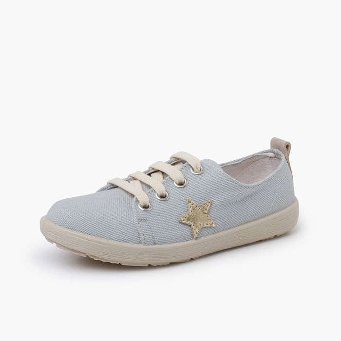 Canvas trainers star